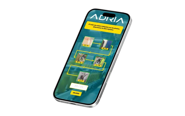 ADRIA : smartphone affichant une énigme de l’escape game, « À l’aide des dates indiquées sur les photos, déterminez la date mystère »