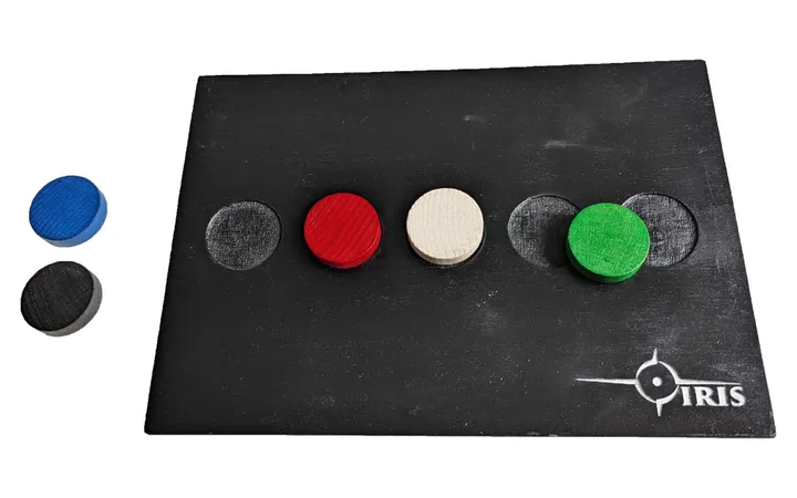 A.I.A : plateau noir marqué du logo IRIS, avec ses jetons en bois rouge, blanc, vert, bleu et noir