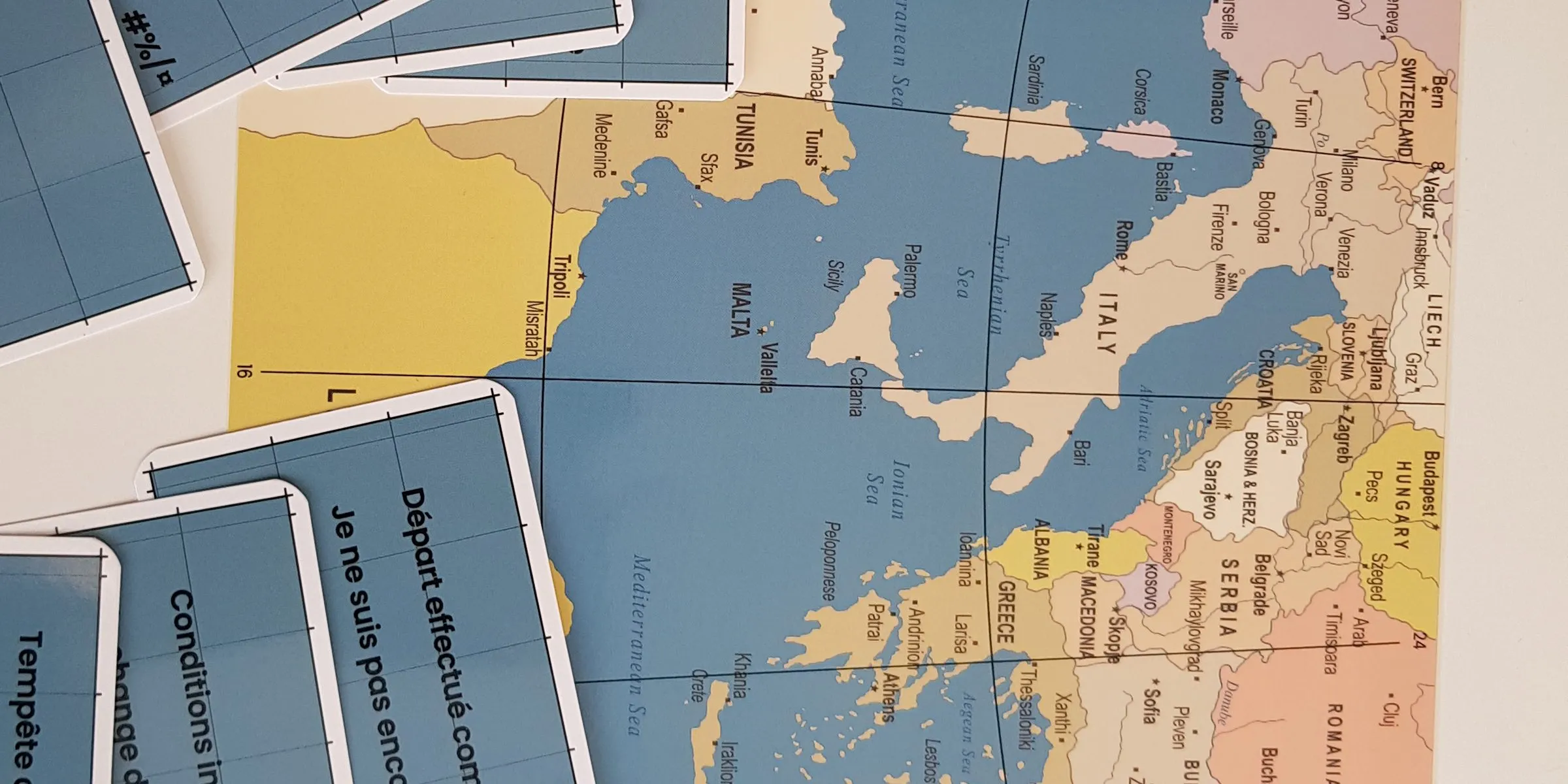 Jeu conçu pour la Banque Populaire Méditerranée : cartes de messages de navigation posées sur une carte de la Méditerranée, entre la Tunisie, Malte et l'Italie
