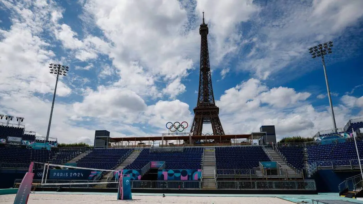 Site de beach-volley de Paris 2024 au pied de la tour Eiffel : tribunes, anneaux olympiques et signalétique de l’événement
