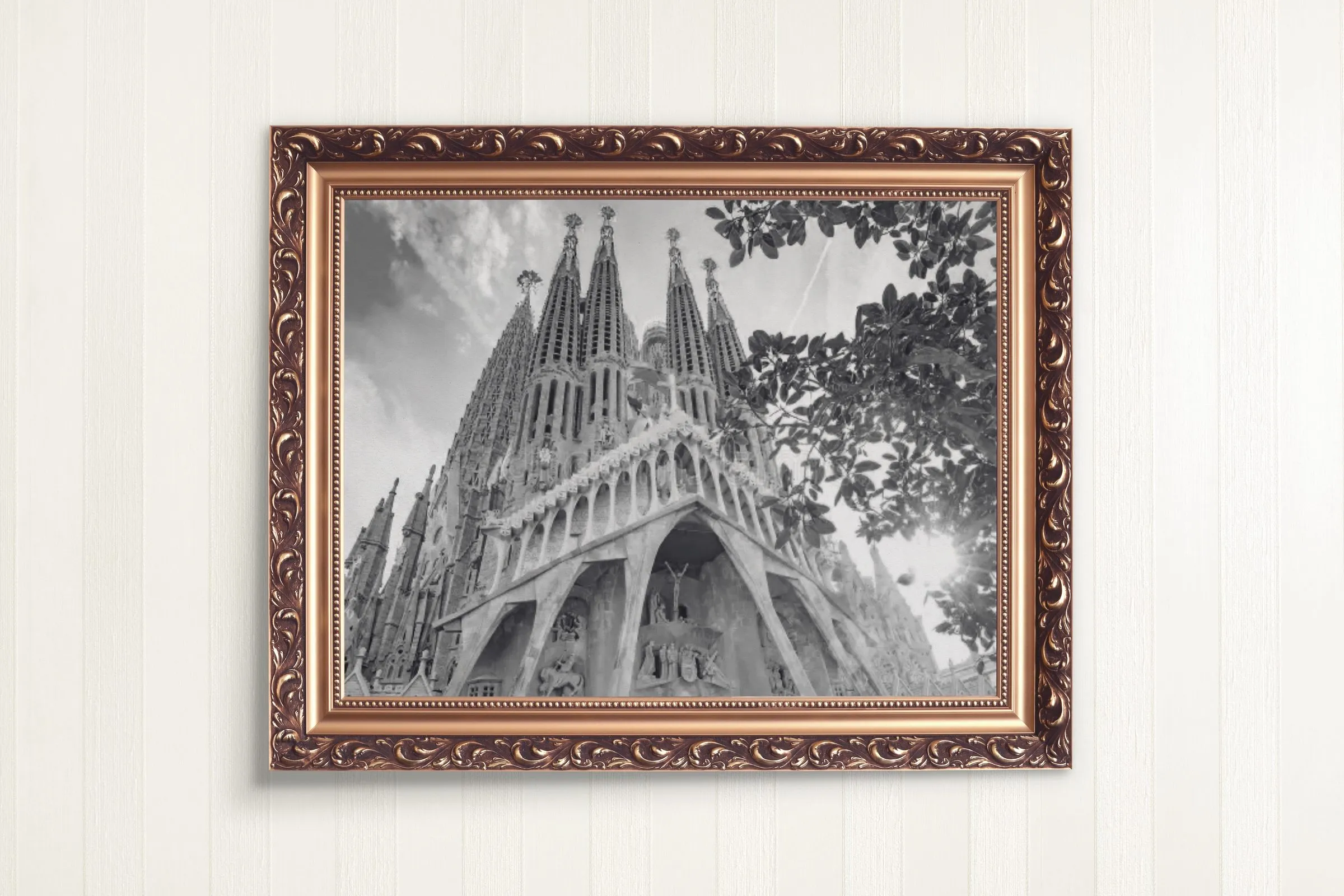 Finovox : œuvre « La Sagrada Família illuminée », photographie en noir et blanc dans un cadre baroque doré