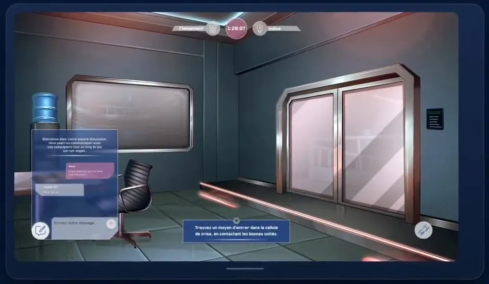 Serious game d’enquête de Naval Group : cellule de crise illustrée, avec l’espace de discussion de l’équipe et la consigne pour y entrer