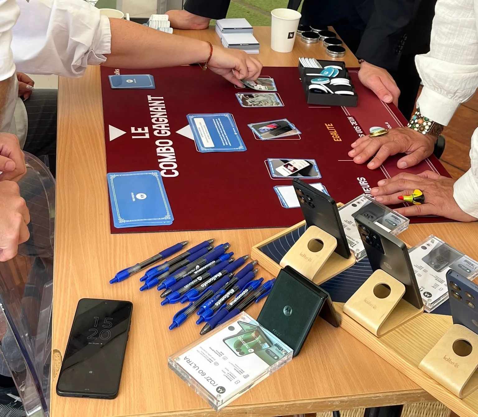 Serious game conçu pour Bouygues Telecom : partie en cours sur le plateau « Le combo gagnant », avec cartes, jetons et smartphones présentés sur le stand