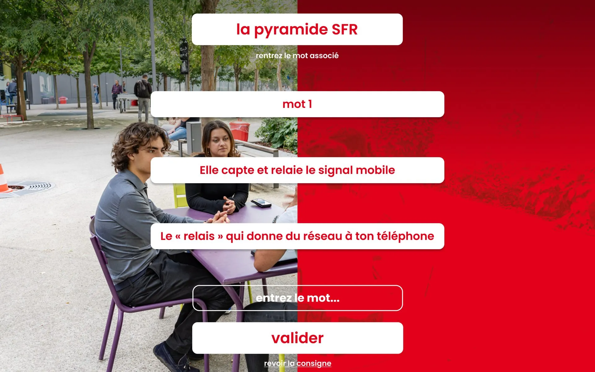 SFR 2026 : écran tablette de « la pyramide SFR », deux indices pour faire deviner un mot du réseau mobile