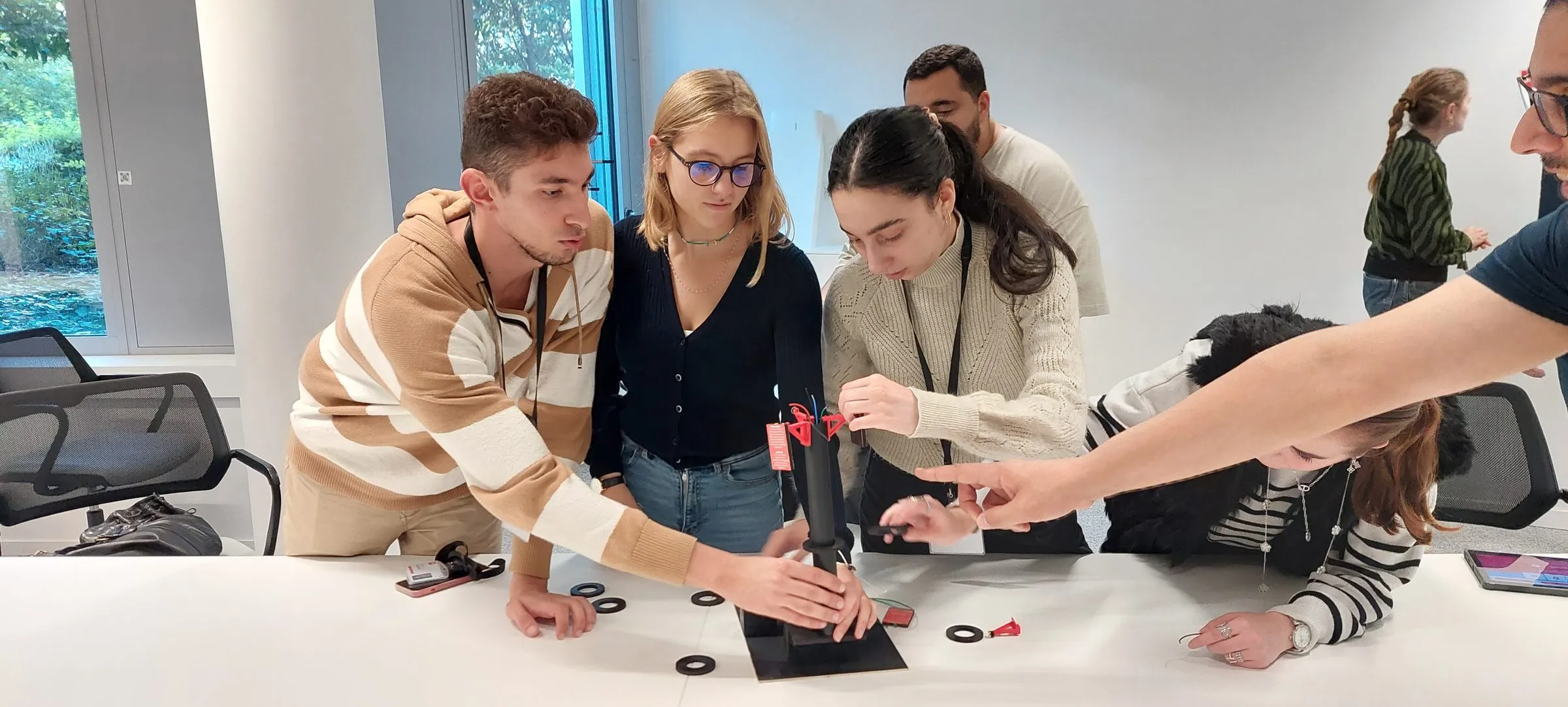 SFR : une équipe de nouveaux alternants assemble la maquette d’une antenne pendant la course en équipe des Welcome Days