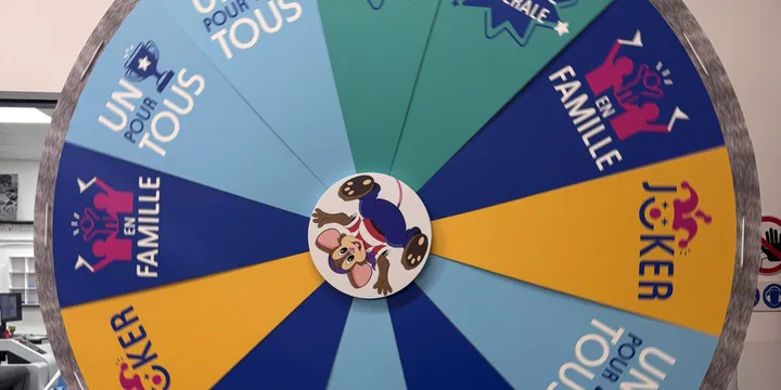Roue du jeu TV conçu pour Siblu Villages : cases « Un pour tous », « En famille » et « Joker » autour de la mascotte, au centre de la roue