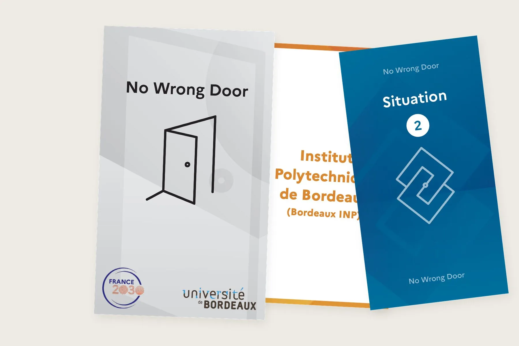 Cartes « No Wrong Door » conçues pour l’Université de Bordeaux : une porte entrouverte, la carte d’une situation à orienter et celle de Bordeaux INP
